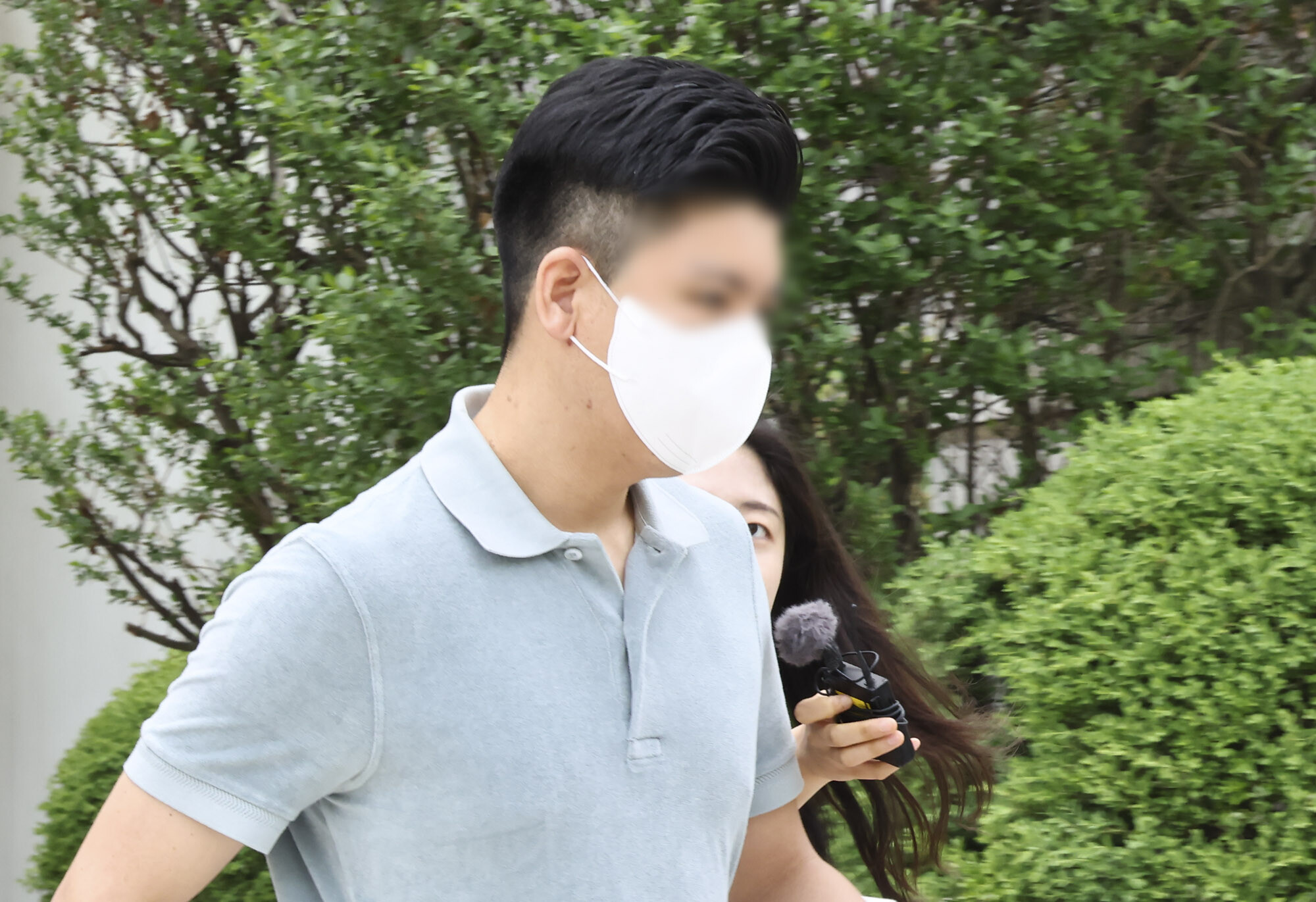 마약 투약 혐의를 받는 이철규 국민의힘 의원 아들이 2025년 4월 23일 영장실질심사를 마치고 호송차량으로 이동하고 있다. 사진 = 박정훈 기자