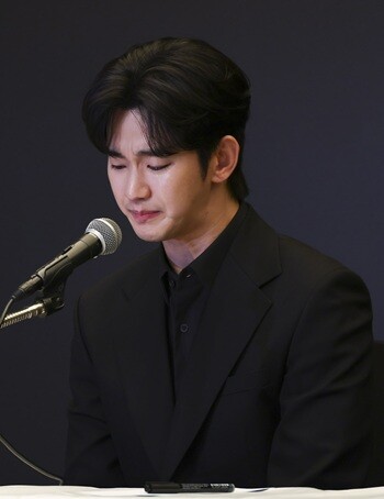 배우 김수현이 3월 31일 오후 서울 마포구 스탠포드호텔에서 고 김새론과의 미성년 교제 의혹과 관련해 기자회견을 열고 있다. 사진=박정훈 기자