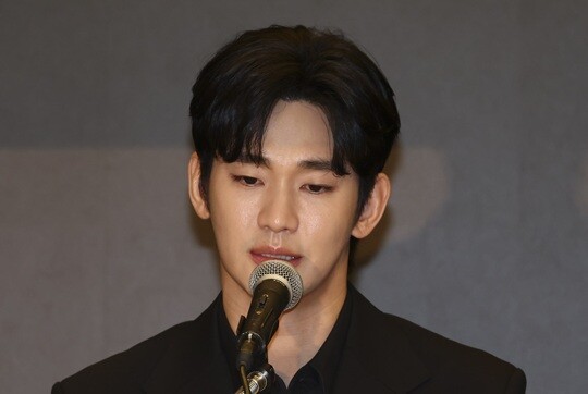 배우 김수현이 3월 31일 오후 서울 마포구 스탠포드호텔에서 고 김새론과의 미성년 교제 의혹과 관련해 기자회견을 열고 있다. 사진=박정훈 기자