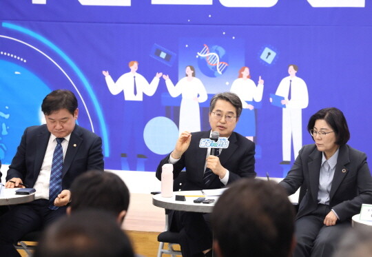 김동연 경기도지사와 윤종군 의원, 김보라 시장. 사진=경기도