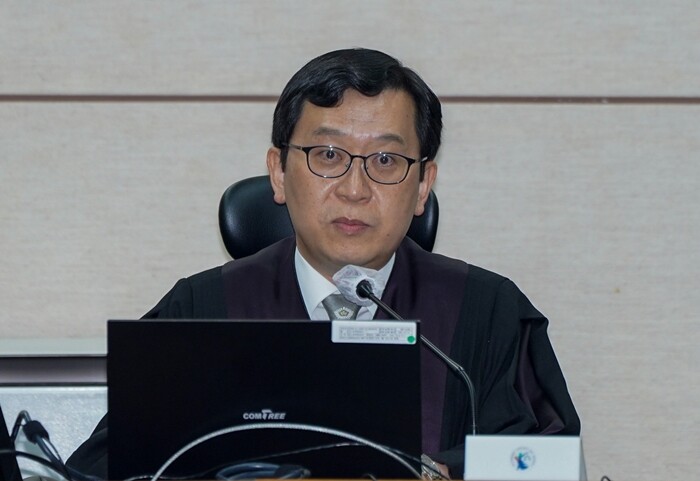 지난 11월 19일 서울중앙지법 형사합의33부(이진관 부장판사)에서 열린 한덕수 전 국무총리 재판에서 권우현·이하상 변호사가 재판정에서 법정소란으로 감치 명령을 받았으나 인적 사항 미비 등으로 석방됐다. 이후 두 변호사는 보수 성향 유튜브 방송에 출연해 이 부장판사를 비난했다. 사진=사진공동취재단