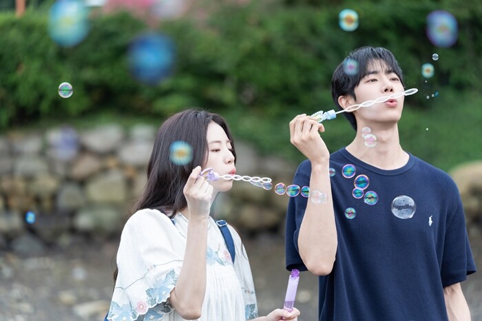 추영우와 신시아 주연의 ‘오늘밤, 이 세계에서 이 사랑이 사라진다 해도’가 12월 24일 개봉한다. 사진=영화 ‘오늘밤, 이 세계에서 이 사랑이 사라진다 해도’ 홍보 스틸컷