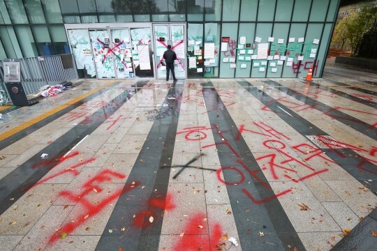 2024년 11월 26일 서울 성북구 동덕여대 캠퍼스에 남녀공학 전환 반대를 주장하는 래커칠이 돼있는 모습. 사진=임준선 기자