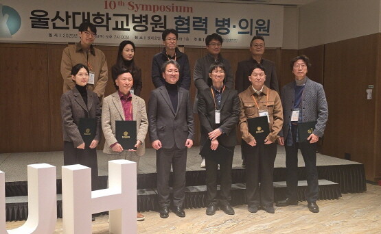 ‘우수협력기관’ 감사장 수여 장면. 사진=울산엘리야병원 제공