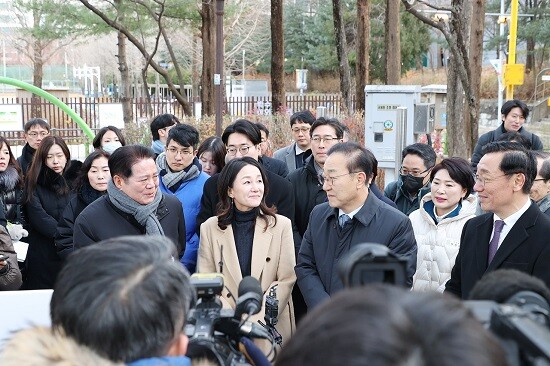 최대호 안양시장이 3일 김윤덕 국토교통부 장관과 평촌신도시 선도지구 3개 구역을  방문해 현장점검을 실시하고 있다. 사진=안양시 제공
