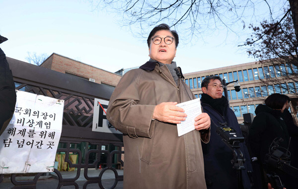 우원식 국회의장이 3일 오후 계엄 당일 국회로 들어가기 위해 담을 넘었던 장소에서 당시 상황을 설명하고 있다. 사진=국회사진기자단