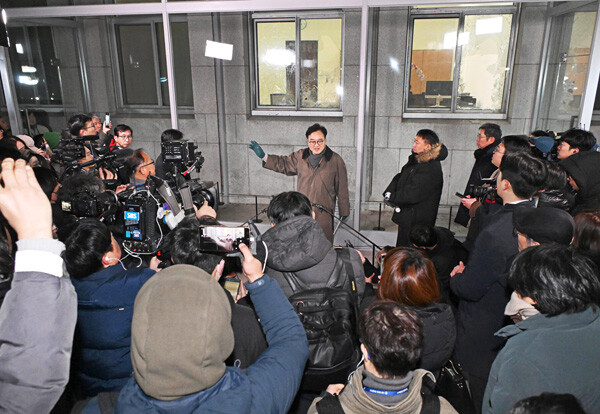 우원식 국회의장이 계엄군이 국회 내로 진입한 233호 창문을 보며 당시 상황을 설명하고 있다. 사진=국회사진기자단