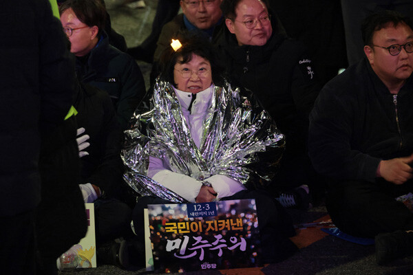 김현 더불어민주당 의원이 키세스 담요를 두르고 국회 앞 거리에서 시민들과 함께했다. 사진=이종현 기자