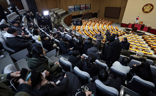 우원식 국회의장이 국회 본회의장 관람석에서 작년 계엄 해제 의결과정을 설명하고 있다. 사진=국회사진기자단