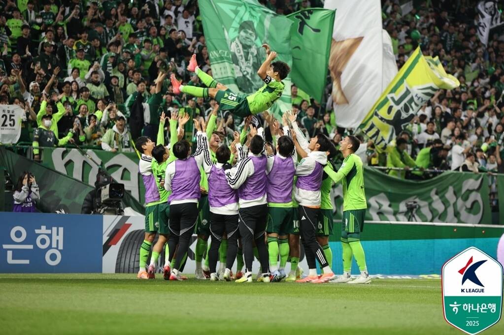 전북은 K리그 통산 10회 우승, 레전드 최철순 은퇴 등 자축할 일이 많았으나 인종차별 논란에 휩싸여 마음껏 기쁨을 누리지 못했다. 사진=한국프로축구연맹 제공