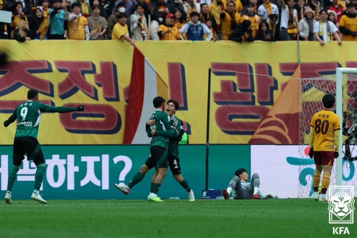 이동준의 선제골이 터진 후 포효하고 있는 전북 선수들이 포효하고 있다. 사진=대한축구협회