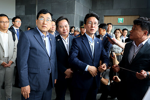 지난 7월 11일 오전 화백컨벤션센터에서 APEC 정상회의 준비 상황을 점검한 뒤, 김민석 국무총리와 주낙영 시장이 관계자들과 함께 브리핑을 받고 있다. 사진=경주시 제공