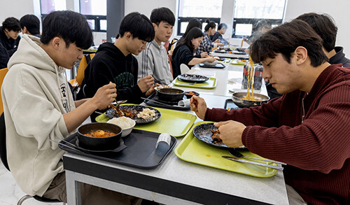 경일대가 '천원의 아침밥' 에 이어 학기 중 금요일에는 '이천원의 점심밥', 시험 기간에는 '천원의 점심밥'으로 확대 운영해 학생들의 호응을 더욱 높이고 있다. 사진=경일대 제공