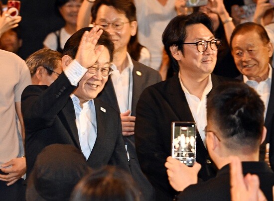 8월 17일 영화 ‘독립군: 끝나지 않은 전쟁’ 관람을 위해 영화관을 찾은 이재명 대통령과 작품에 내레이터로 참여한 배우 조진웅. 사진=연합뉴스