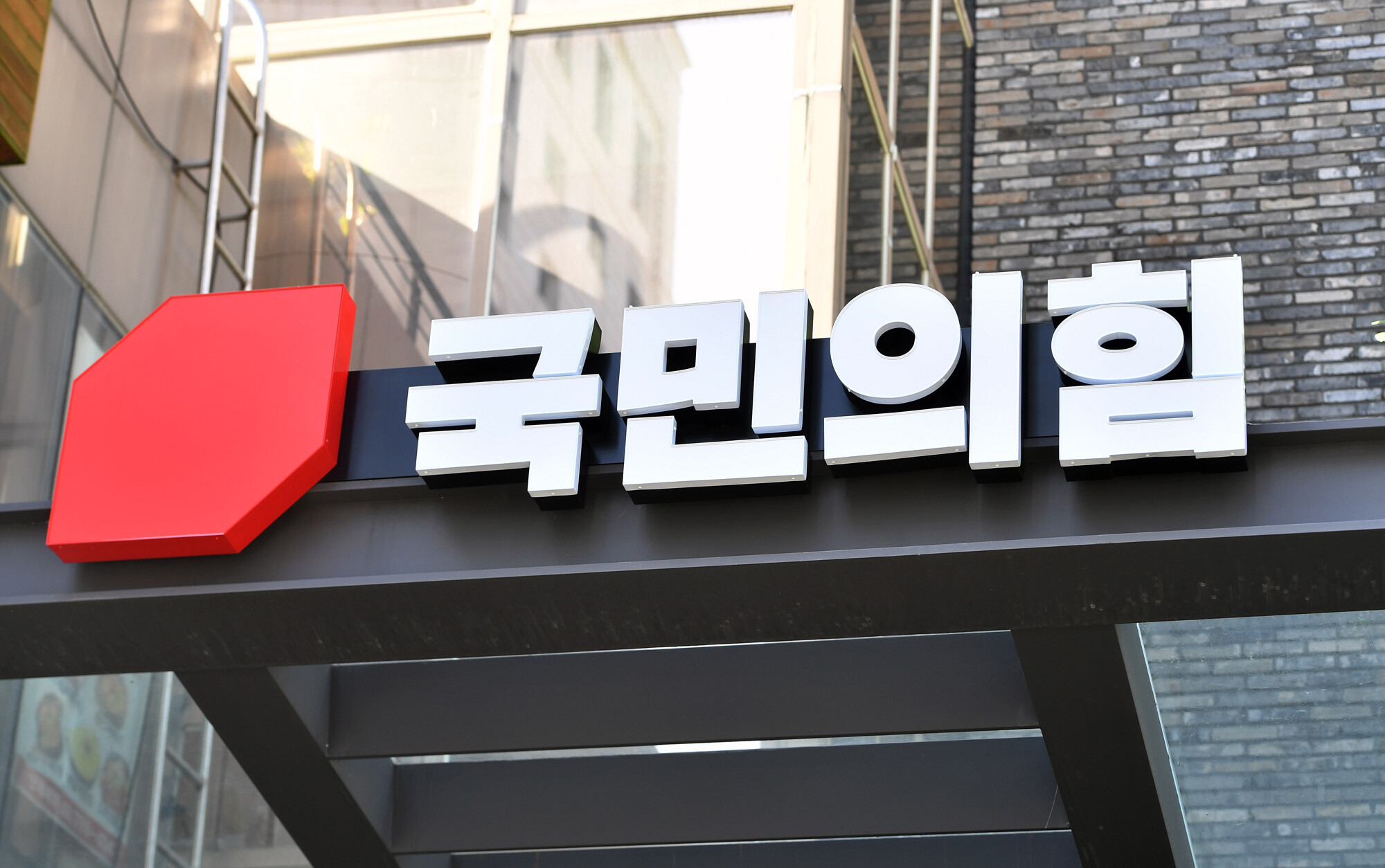 국민의힘에선 조진웅 옹호론을 펼치는 여권 인사들 발언에 대립각을 세우는 비판론이 제기되고 있다. 사진=박은숙 기자