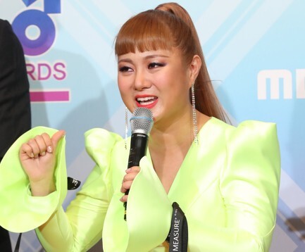 방송인 박나래가 의료기관이 아닌 장소에서 의료 행위를 받았다는 의혹이 제기되는 가운데 온라인에서는 ‘주사 이모’를 찾거나 홍보하는 게시글이 잇따르고 있다.  사진=연합뉴스