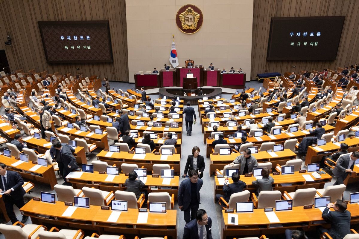 11일 국회에서 열린 본회의에 형사소송법 일부개정법률안에 대한 필리버스터가 시작되자 의원들이 회의장을 떠나고 있다. 사진=연합뉴스
