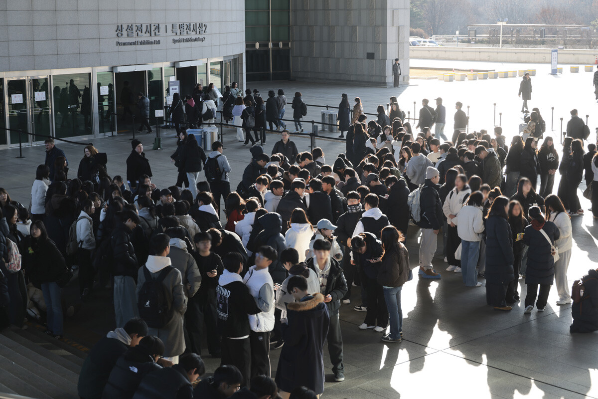'우리들의 이순신' 특별전을 보기 위해 오픈 시간까지 기다리고 있는 시민들.