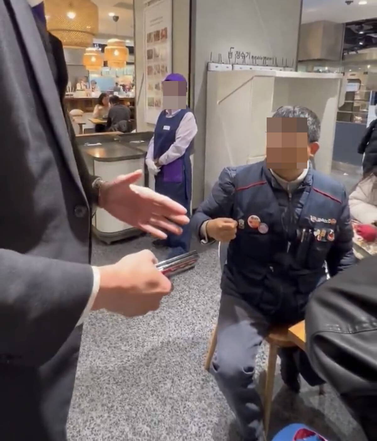 롯데백화점 잠실점에서 보안요원이 식사를 위해 매장을 찾은 민주노총 금속노조 조합원에게 조끼 탈의를 요구하는 영상. 사진=X (엑스) 영상 캡처