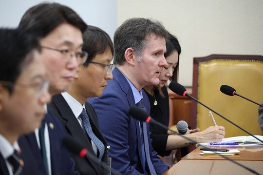 브랫 매티스 쿠팡 최고정보보안책임자(CISO)가 지난 12월 2일 국회 과학기술정보방송통신위원회 전체회의에서 열린 쿠팡 침해사고 관련 현안 질의에 출석해 답변하고 있다. 사진=박은숙 기자