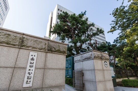 서울 구로구 다세대주택에서 50대 모친을 살해한 혐의로 체포된 이 아무개 씨(23)가 구속 심사를 받기 위해 12월 15일 서울남부지법에 출석했다. 서울 양천구 서울남부지법 전경. 사진=최준필 기자