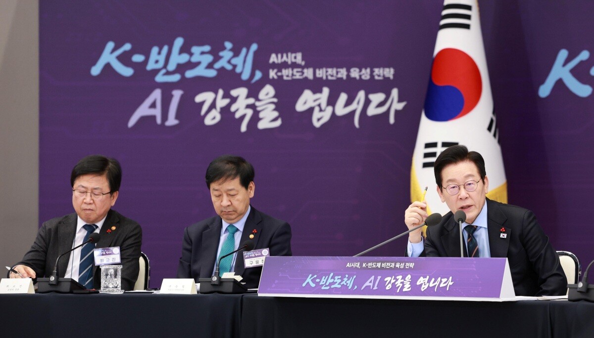 이재명 대통령이 지난 10일 서울 용산구 대통령실에서 열린 ‘AI 시대 K-반도체 비전과 육성전략 보고회’에서 발언하고 있다. 사진=연합뉴스