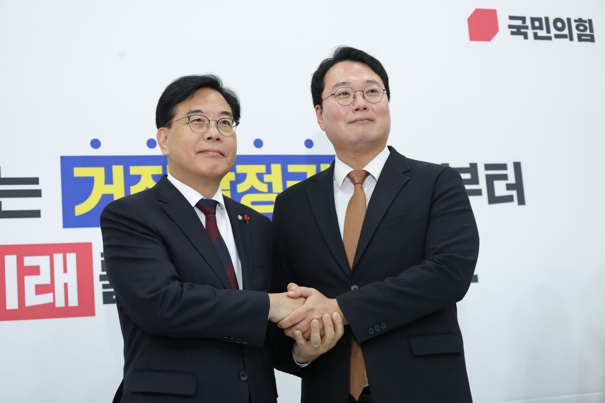 송언석 원내대표(왼쪽)와 천하람 원내대표가 17일 서울 여의도 국회에서 ‘통일교 게이트’ 특별검사 추진을 위해 만나 악수하고 있다. 사진=연합뉴스