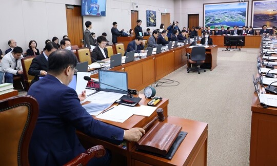 ‘카카오택시 배회영업 가맹수수료 부과 금지법(여객자동차 운수사업법 일부개정법률안)’이 국회 국토교통위원회 전체회의를 통과했다. 12월 10일 국회 국토교통위 전체회의에서 맹성규 위원장이 의사봉을 두드리고 있다. 사진=연합뉴스