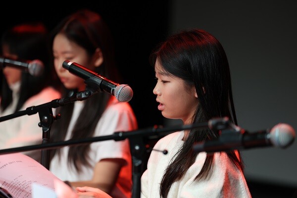 17일 남구청소년창작센터에서 열린 '제1회 대구시 초·중학교 낭독극 경연대회'에서 학남초등학교 학생들이 낭독극을 선보이고 있다. 사진=남경원 기자
