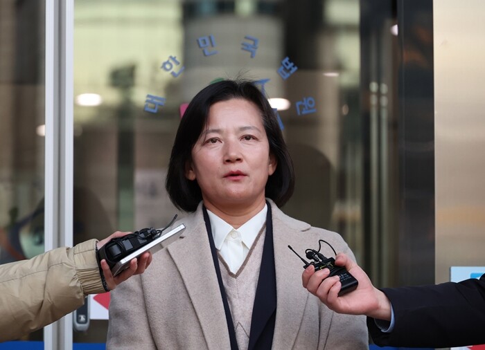 대검검사급(검사장) 보직에 있던 정유미 법무연수원 연구위원이 고검검사급(차장·부장검사) 보직인 대전고검검사로 강등 발령된 것과 관련해 정성호 법무부 장관을 상대로 인사명령 처분 취소 청구 소송을 제기하기 위해 12월 12일 서울행정법원에 도착했다. 사진=연합뉴스