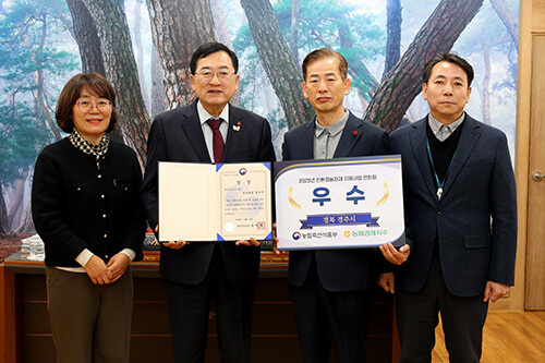 경주시가 농림축산식품부 주관 2025년 친환경농자재 지원사업 우수기관 평가에서 우수상을 수상한 가운데, 주낙영 시장(왼쪽 두번째)과 관계자들이 상장을 들고 기념촬영을 하고 있다. 사진=경주시 제공
