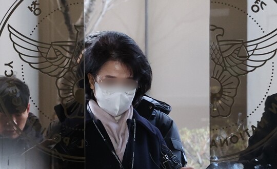 정원주 전 통일교 총재 비서실장이 12월 18일 서울 서대문구 경찰청에서 통일교의 정치권 금품수수 의혹 관련 조사를 받기 위해 출석하고 있다. 사진=연합뉴스