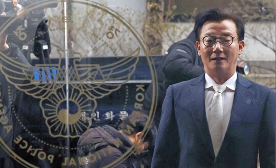 통일교 금품수수 의혹을 받는 전재수 전 해양수산부 장관이 12월 19일 서울 서대문구 경찰청 국가수사본부에서 피의자 조사를 받기 위해 출석하고 있다. 사진=이종현 기자