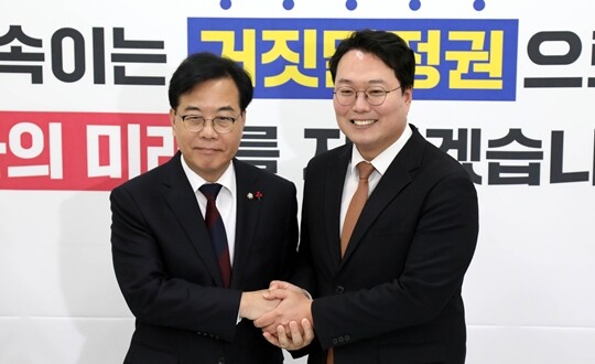 송언석 국민의힘 원내대표와 천하람 개혁신당 원내대표가 12월 17일 서울 여의도 국회에서 ‘통일교 특검’ 관련 회동 전 악수를 나누고 있다. 사진=이종현 기자