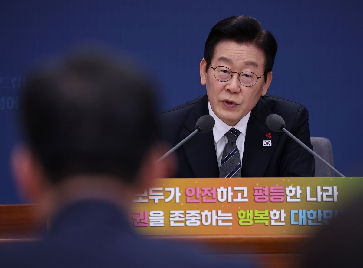 이재명 대통령이 19일 정부서울청사 별관에서 열린 법무부(대검찰청)·성평등가족부 업무보고에서 정성호 법무부 장관에게 질문하고 있다. 사진=연합뉴스