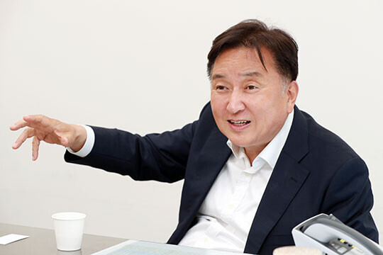 국외 출장을 앞두고 지역 체육계 인사들로부터 금품을 수숫했다는 의혹을 받는 김영환 충북지사가 경찰에 두 번째 출석해 조사를 받고 있다. 사진 = 충북도지사직 인수위원회 제공