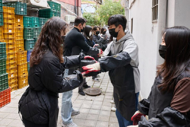 넥센타이어 연탄 기부 및 전달 봉사 활동 모습. 사진=넥센타이어 제공