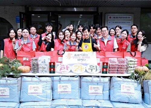 KGC인삼공사가 다양한 사회공헌 활동으로 주목을 받고 있다. 사진은 명절 효배달 캠페인에 참여한 직원들이 기념 촬영을 하고 있는 모습 . 사진=KGC인삼공사 제공