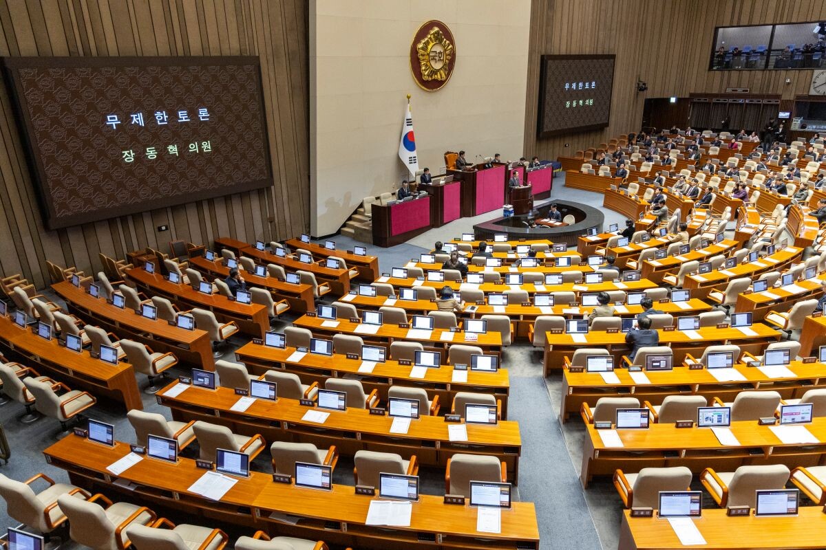 장동혁 대표가 22일 국회에서 열린 12월 임시국회 본회의에 내란전담재판부 법이 상정되자 무제한 반대 토론(필리버스터)을 하고 있다. 사진=연합뉴스