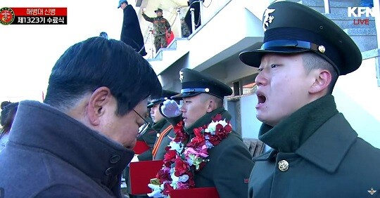 12월 4일 열린 해병대 1323기 수료식에서 만난 박지만 회장과 아들 세현 씨. 사진=KFN 캡처