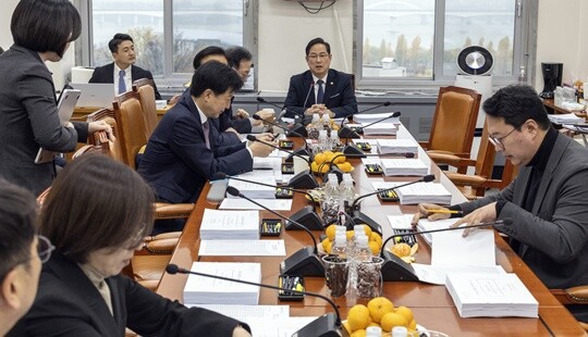 2026년 시장의 또 다른 관심사는 ‘주가누르기 방지법’ 통과 여부다. 11월 25일 국회 기획재정위원회 조세소위원회에서 박수영 위원장이 소위 회의를 선언한 뒤 안건을 설명하고 있다. 사진=연합뉴스