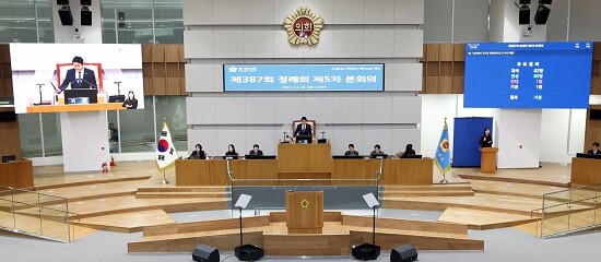 김진경 경기도의회 의장이 26일 제387회 정례회 5차 본회의를 진행하고 있다. 사진=경기도의회 제공