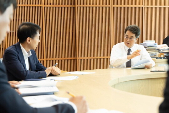 고액체납자 징수 대책을 위한 회의에서 강도 높은 징수를 지시하는 김동연 경기도지사. 사진=경기도 제공