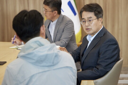 2025년 9월 22일 극저신용대출 이용자와 간담회를 가진 김동연 지사. 사진=경기도 제공