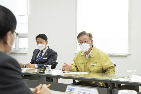 2020년 4월 16일 이재명 경기도지사가 화서2동 행정복지센터를 방문해 경기 극저신용대출 관계자들과 간담회를 하고 있다. 사진=경기도 제공