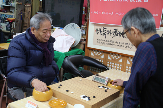 반상유희 결승전. 75세 노기객 김희중(왼쪽)이 노사초배, 문경새재배에 이어 또 하나의 우승컵을 안았다. 사진=대한바둑협회 제공