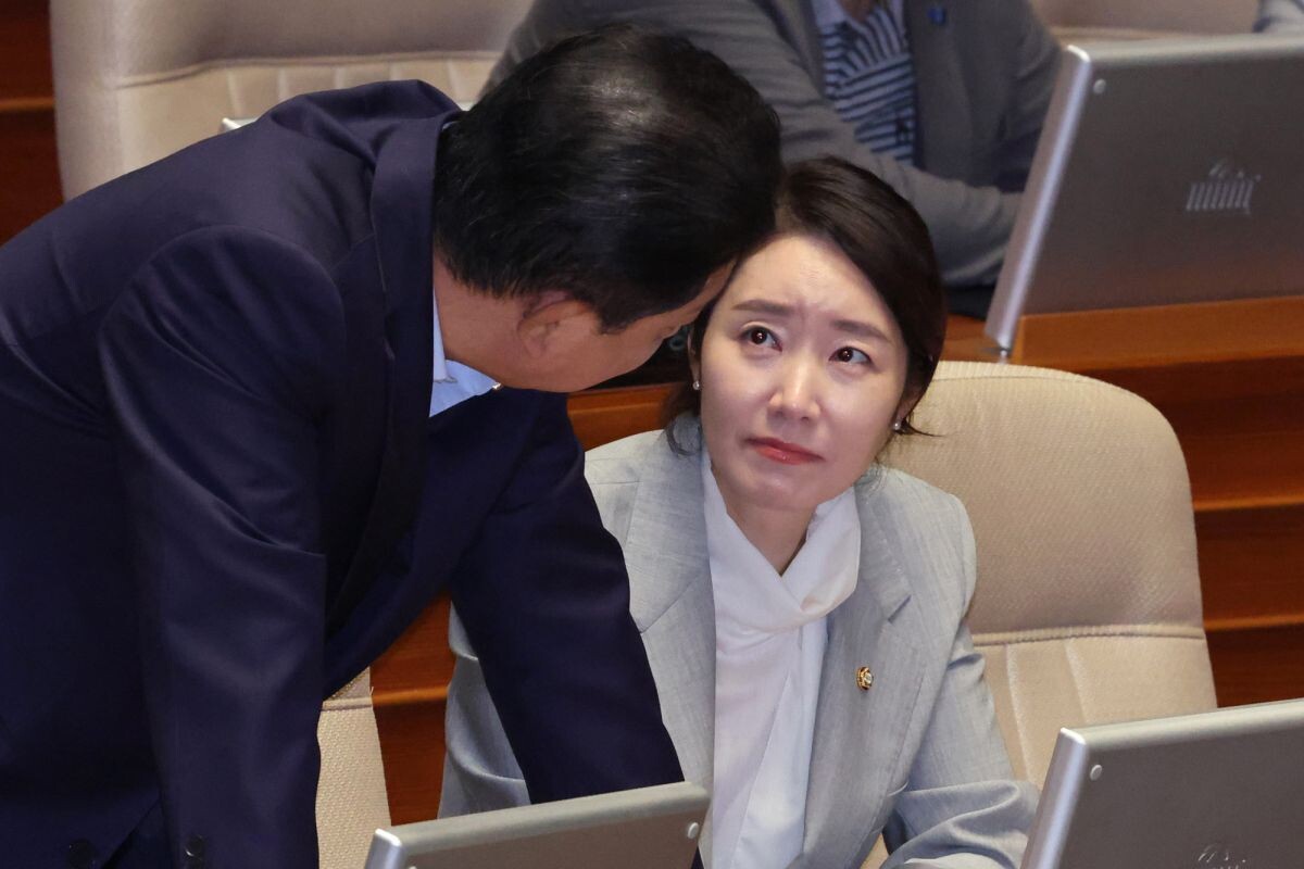 김병기 의원과 강선우 의원이 지난 8월 24일 국회에서 열린 본회의에서 대화를 나누고 있다. 사진=박은숙 기자