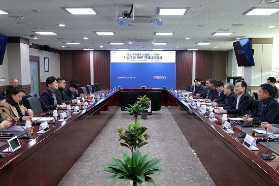 화성특례시가 30일 정명근 시장 주재로 긴급대책회의를 열고 있다. 사진=화성특례시 제공