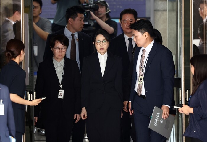 김건희 씨가 2025년 8월 12일  서울중앙지법에서 열린 구속 전 피의자 심문(영장실질심사)를 마치고 나오는 모습. 사진=사진공동취재단