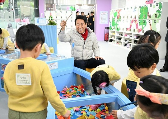 오세훈 서울시장이 12월 24일 오후 복합문화공간 ‘뚝섬 자벌레’를 방문, 아이들과 시간을 보내고 있다. 사진=서울시 제공